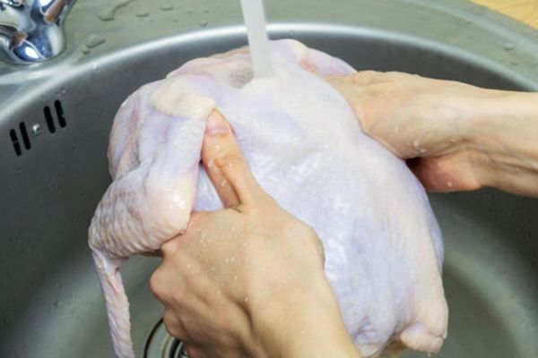 Bí quyết làm gà hấp muối bằng nồi cơm điện cực đơn giản 