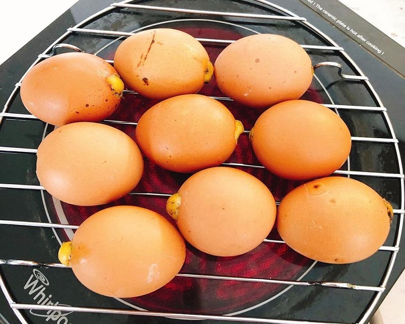 Làm sao để nướng trứng không bị vỡ