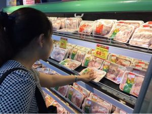 Đùi gà Mỹ bày bán tại siêu thị Việt Nam