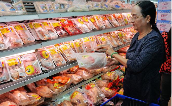 Chỉ với 20.000 đồng, người tiêu dùng có thể mua được 1 kg thịt gà công nghiệp nhập khẩu.