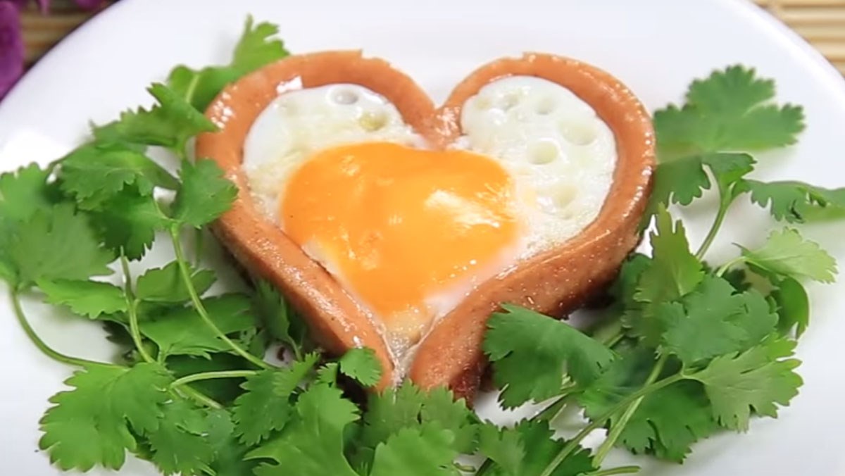 Cách làm trứng ốp la hình trái tim